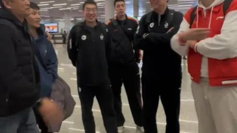 标题改写版本：
“罗梅罗全力追球引发热议，诚挚致歉队友情义满满！”